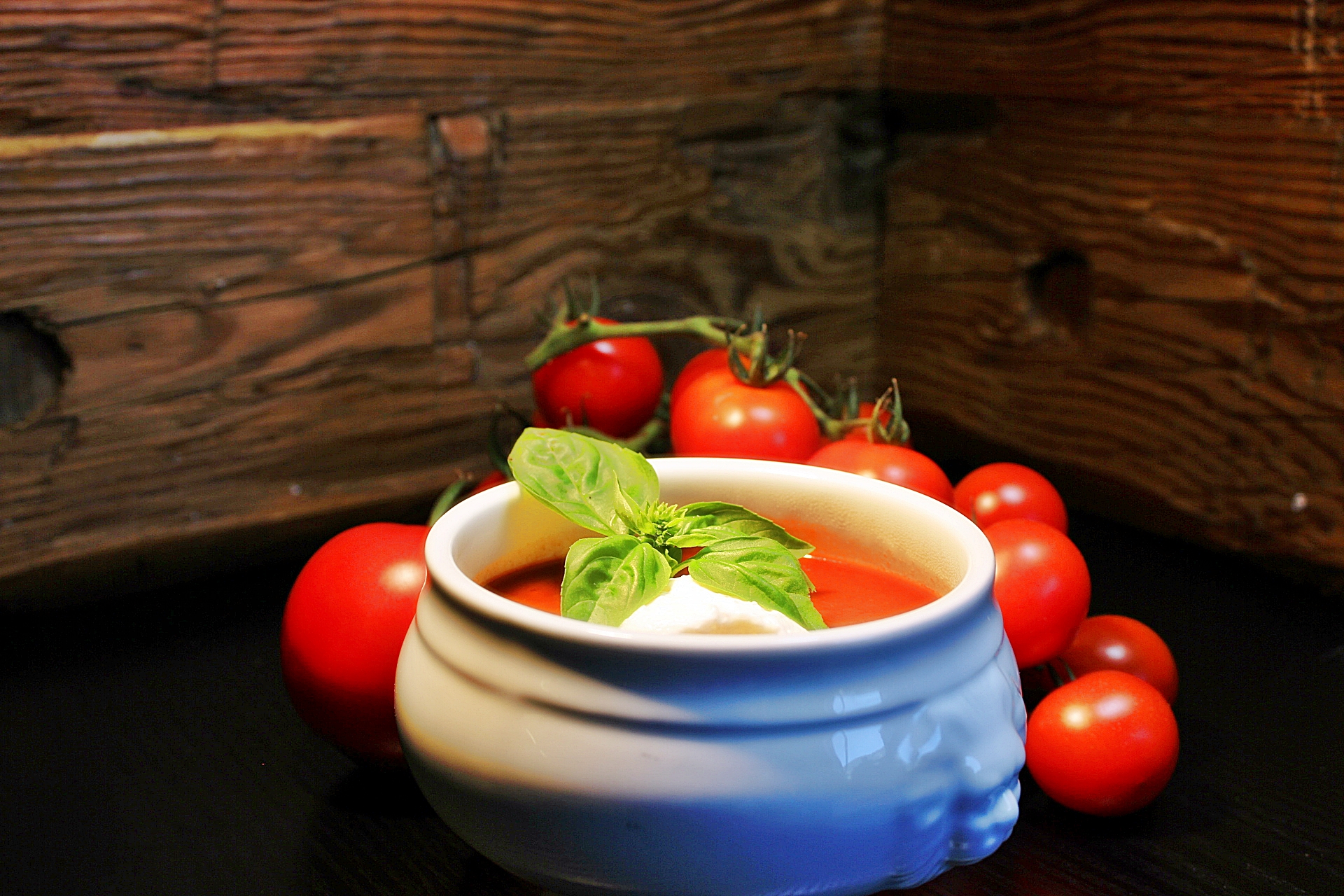 Rezept für eine Tomatensuppe mit Gin-Sahnehaube aus dem Restaurant des Alpengasthof Hörnlepass im Kleinwalsertal